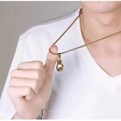 Eleva tu Estilo con el Colgante de Guante de Boxeo Dorado