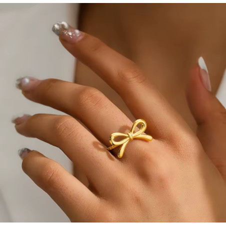 Anillo de lazo dorado - Diseño único en acero inoxidable