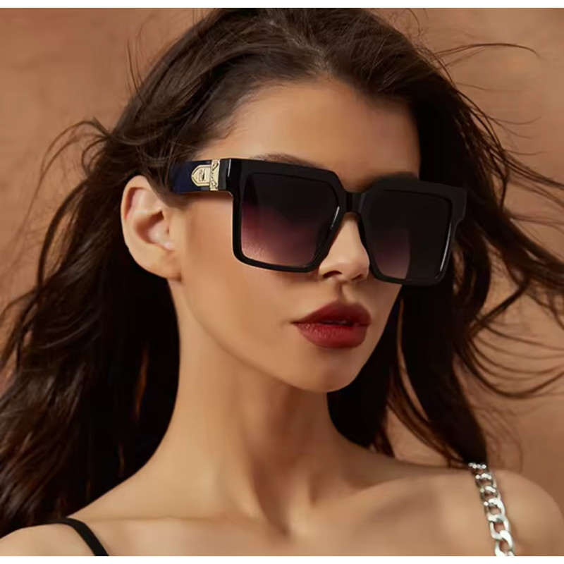 Gafas de sol cuadradas con marco negro y detalles dorados: ¡El accesorio perfecto para cualquier look!