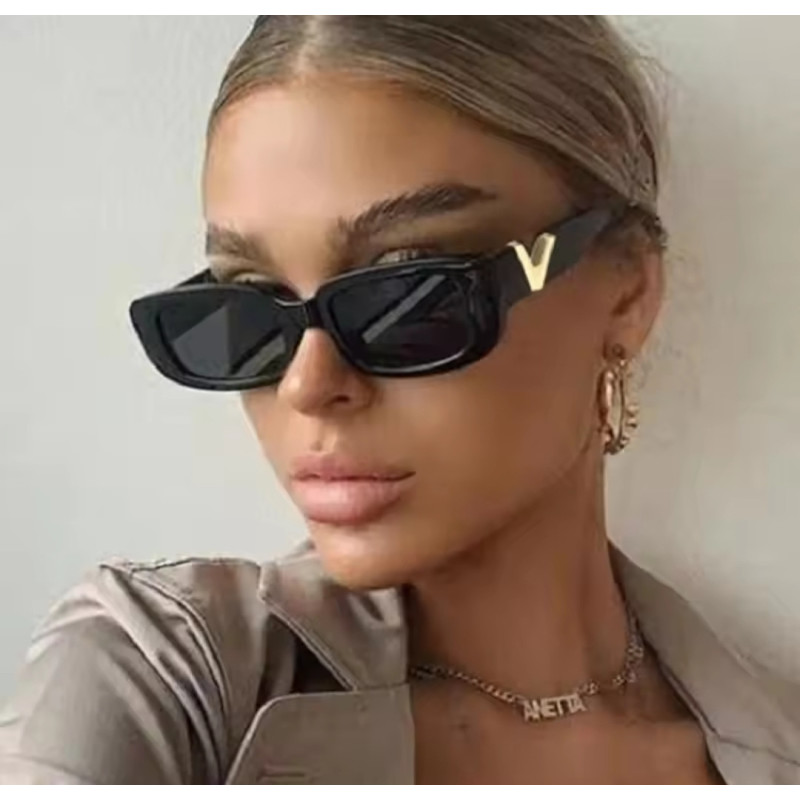Gafas de sol rectangulares negras con detalle dorado | Estilo moderno y urbano Gafas de sol rectangulares negras con detalle dorado | Estilo moderno y urbano