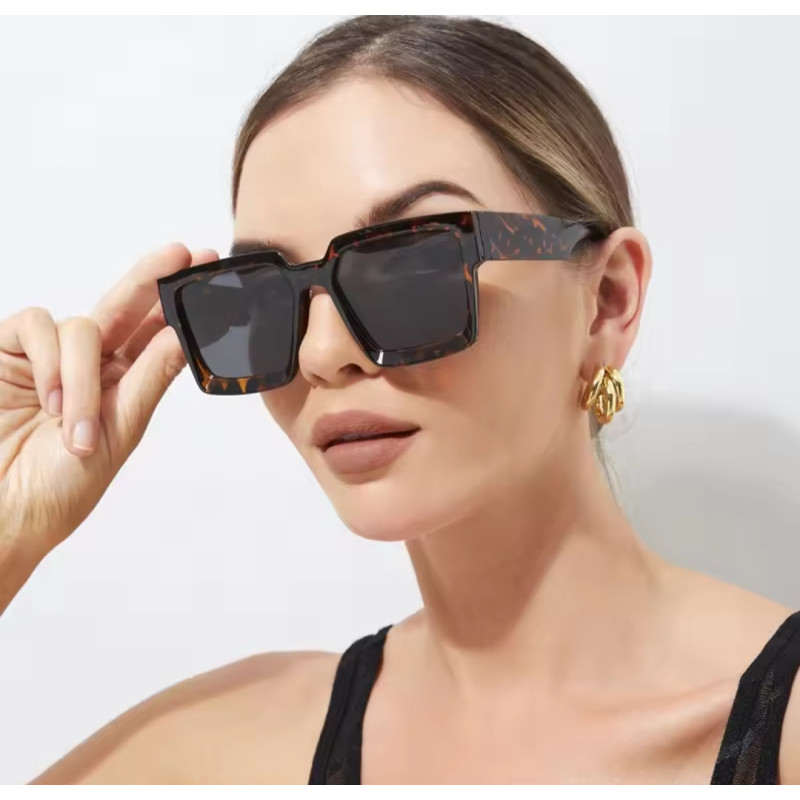 Gafas de sol cuadradas de protección UV con diseño de carey: Moda y protección en una sola pieza.