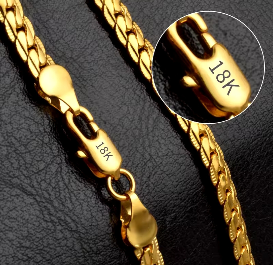 Descubre la elegancia del collar de acero dorado 18K de 6mm, diseño clásico