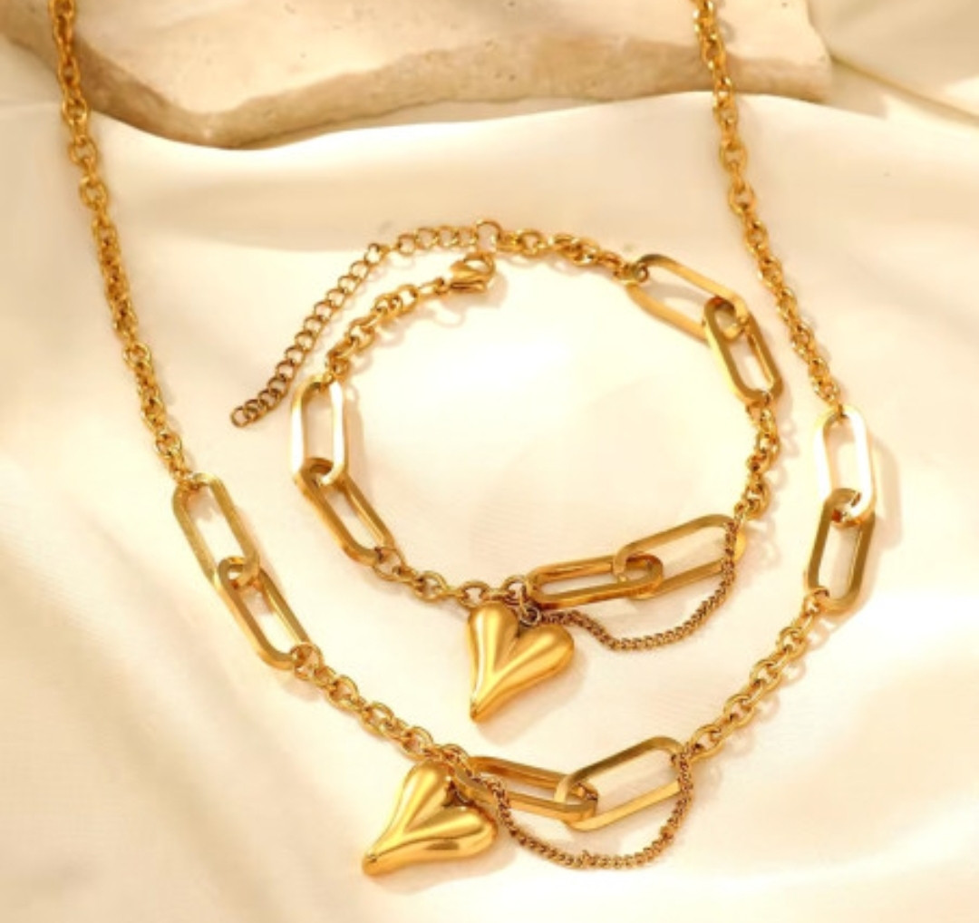 Conjunto Exclusivo Collar y Pulsera Corazón Dorado Acero Inoxidable: Un Símbolo de Estilo Duradero