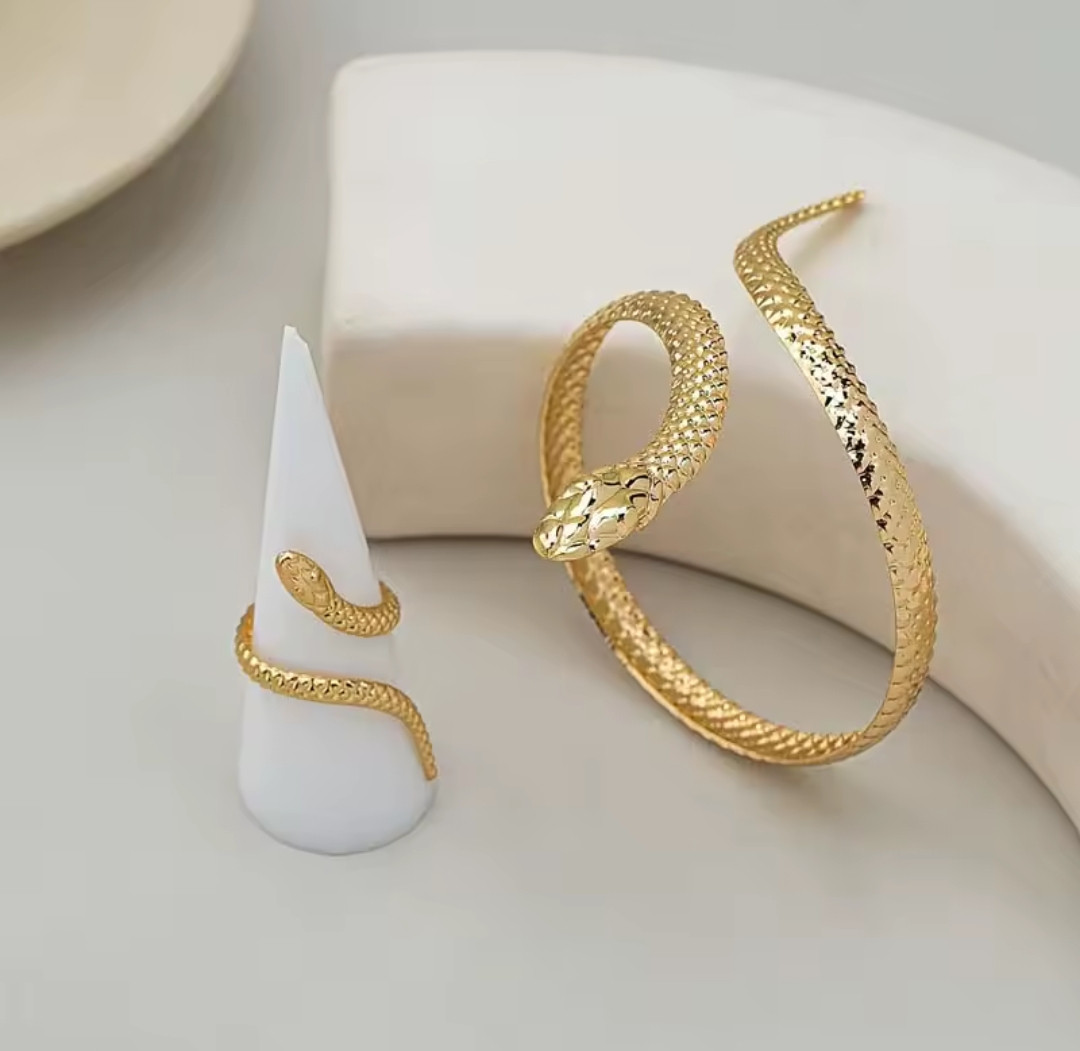 Conjunto Serpiente Dorado: Brazalete y Anillo Ajustable